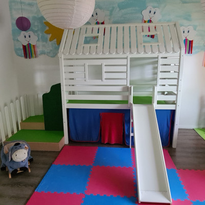 Spielbereich mit Rutsche